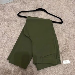 NWT Women’s Old Navy Green Pixie Pants (size 6)